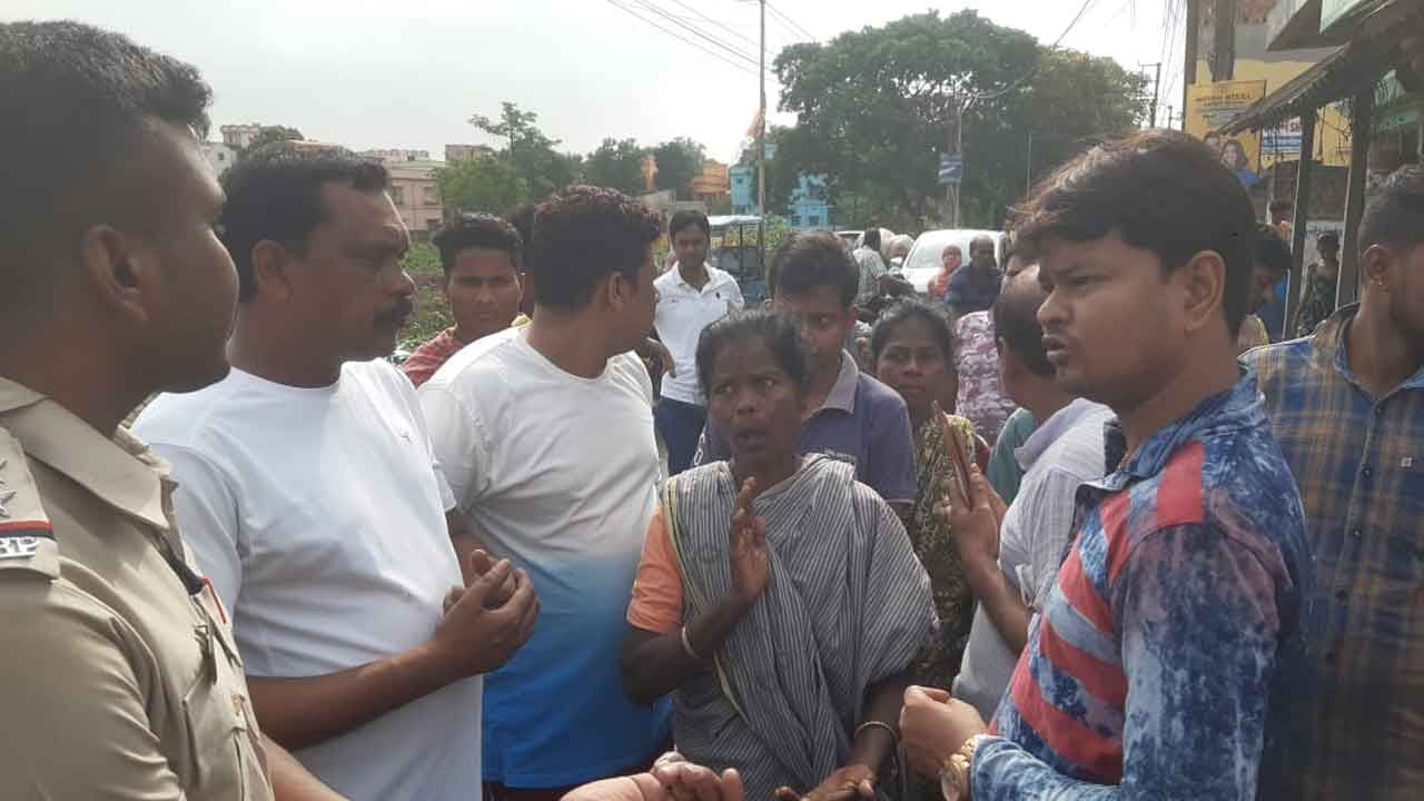 Arambag Protest: এলাকায় এত কেন পচা গন্ধ? কাউন্সিলরকে ধাক্কা, পরিস্থিতি সামলাতে হিমশিম পুলিশ