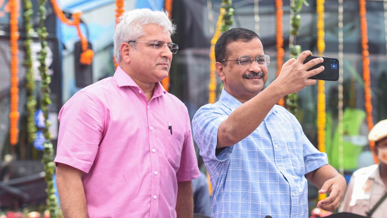 Delhi Electric Bus : বাসে উঠে সেলফি তুললেই মিলবে আইপ্যাড, অভিনব উদ্যোগ কেজরীবালের