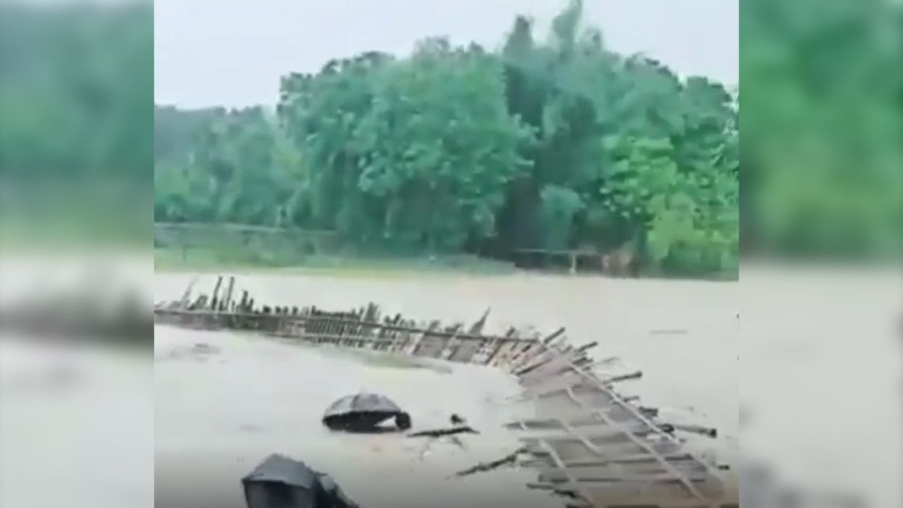 Assam Flood: রাস্তা দিয়ে বইছে জল, বাতিল ১৭ রুটের ট্রেন, বন্যা কবলিত অসম যেন মৃত্যুপুরী