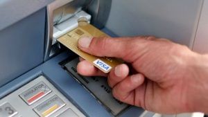 ATM Card: টাকা তুলতে গিয়ে আটকে গিয়েছে ATM Card! কী করবেন এবার?