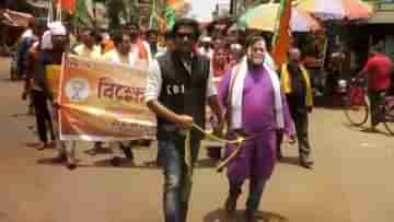 BJP Protest: পার্থ চট্টোপাধ্যায়ের কোমরে দড়ি! এ কেমন দৃশ্য মেদিনীপুরের রাস্তায়?