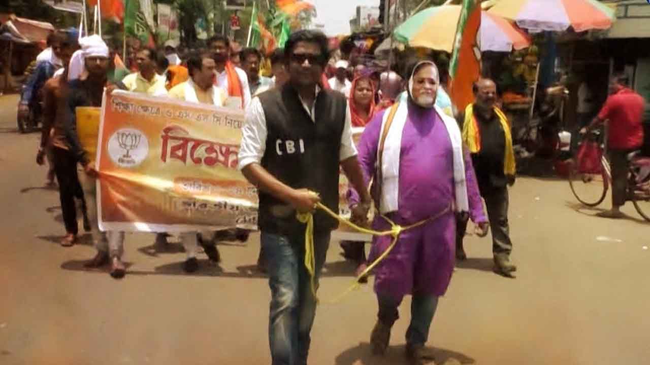 BJP Protest: 'পার্থ চট্টোপাধ্যায়ে'র কোমরে দড়ি! এ কেমন দৃশ্য মেদিনীপুরের রাস্তায়?