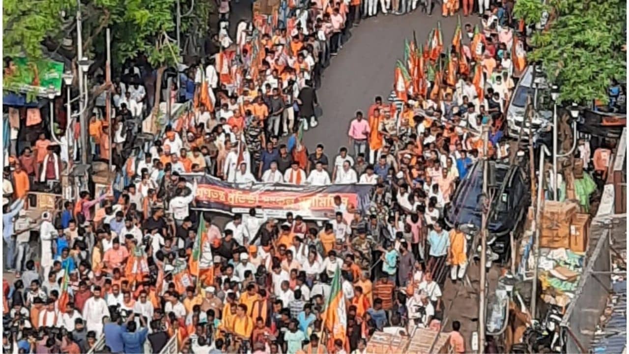 BJP in West Bengal: আন্দোলনের ঝাঁঝ বাড়াতে রাজপথের দখল নিল বিজেপি, একসঙ্গে পা মেলালেন দিলীপ-শুভেন্দু-সুকান্ত
