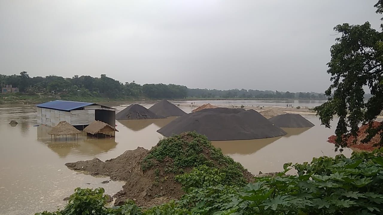 Balurghat news: রাতারাতি বেড়েছে আত্রেয়ীর জল, পিছিয়ে গেল নদীবাঁধের কাজ