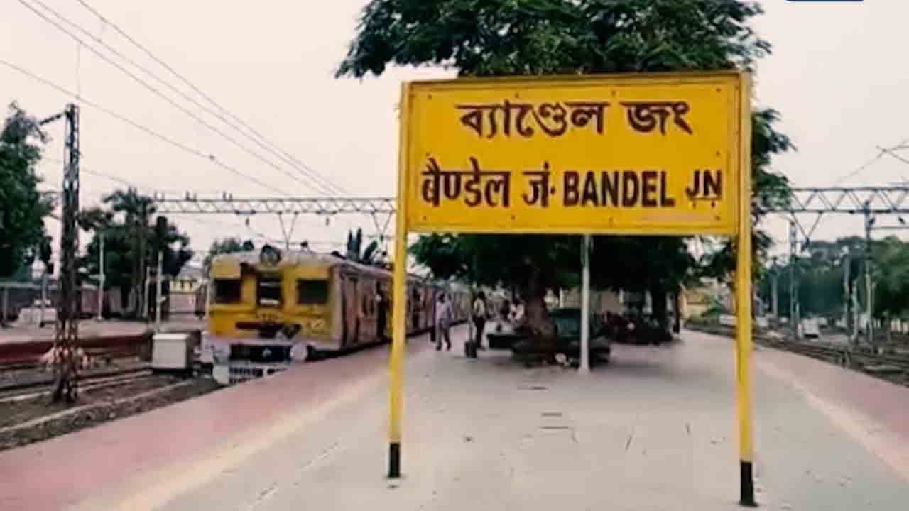 Bandel Station Closed: সকাল থেকে ঘেমে-নেয়ে অস্থির লোকাল ট্রেনের যাত্রীরা, মার খাচ্ছে ব্যবসাও