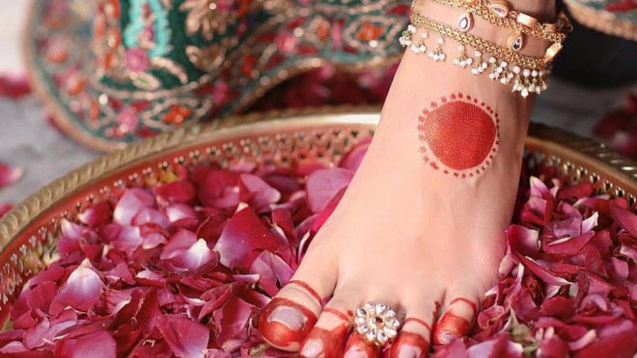 Toe Rings: নারীর পায়ের আঙুলের অলঙ্কার আঙ্গোট! জ্যোতিষমতে এই গয়নার গুরুত্ব জানেন কি?