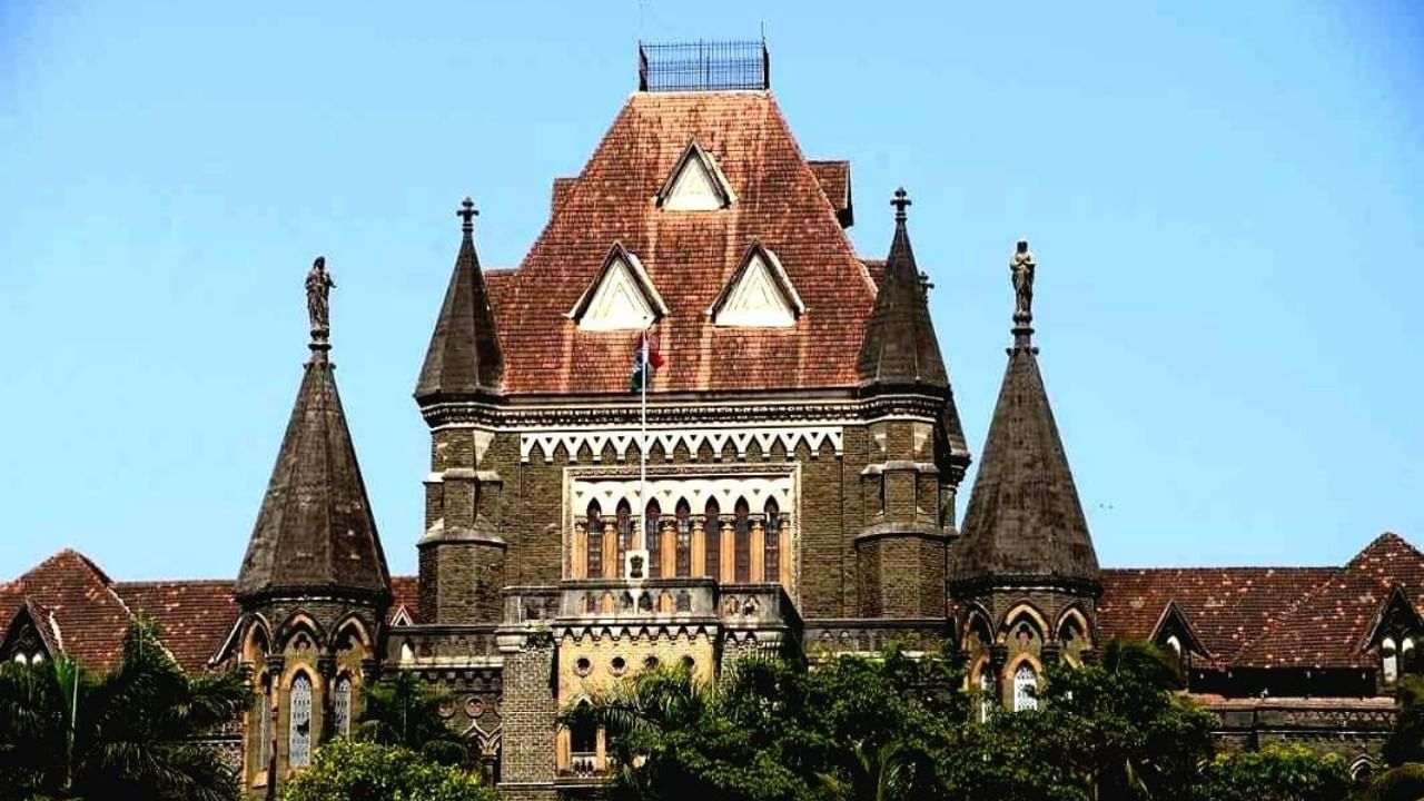 Bombay HC: চুম্বন, হাত বোলানো ''অস্বাভাবিক অপরাধ' নয়! পর্যবেক্ষণ বোম্বে হাইকোর্টের