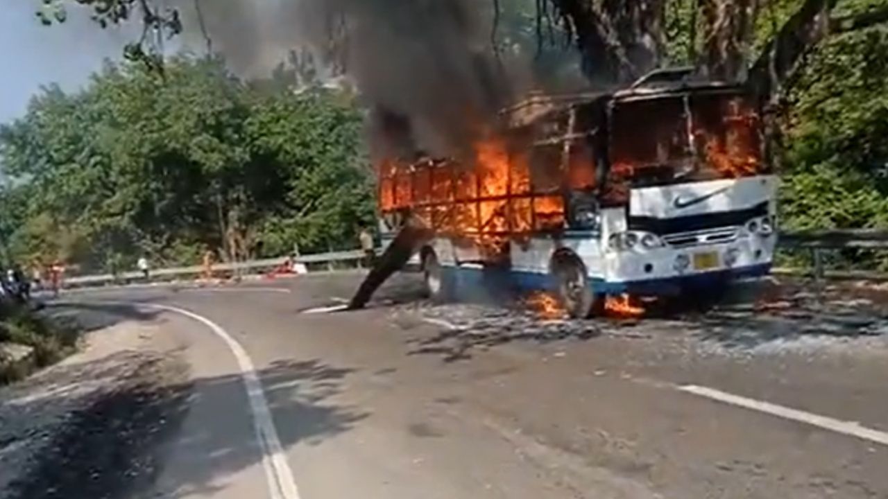 Bus Accident in Kashmir: বৈষ্ণোদেবী থেকে ফেরার সময় বাসে ভয়াবহ আগুন! অগ্নিদগ্ধ হয়ে মৃত ২, আহত ২২