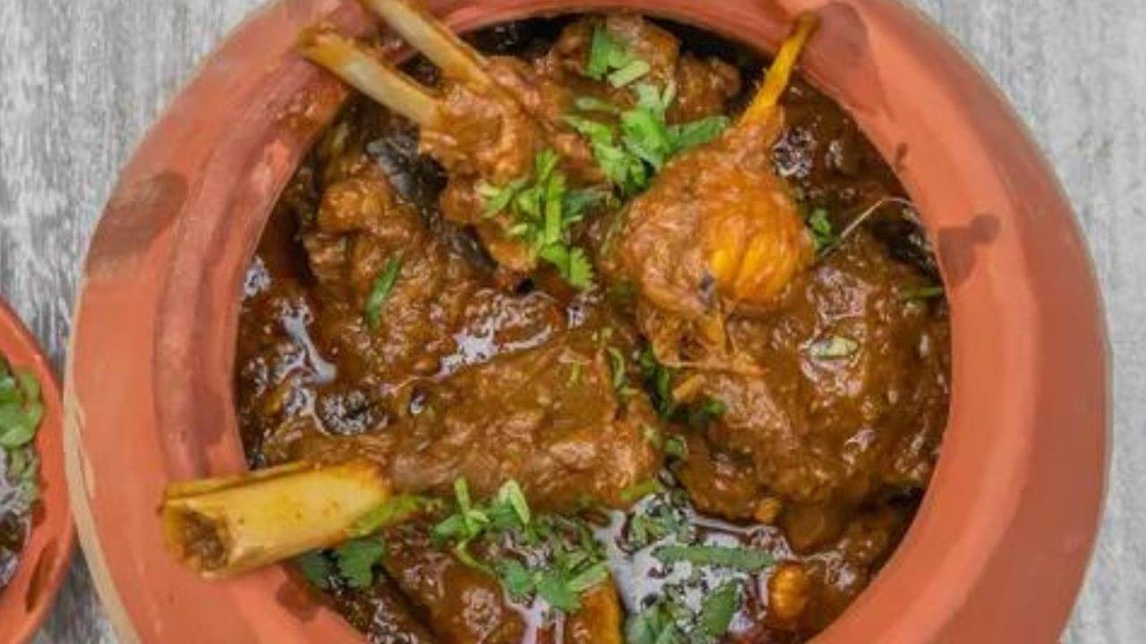 Mutton recipe:  মাটির হাঁড়িতে মটন রেঁধে তাক লাগিয়ে দিন আজ!  কীভাবে করবেন, জানুন