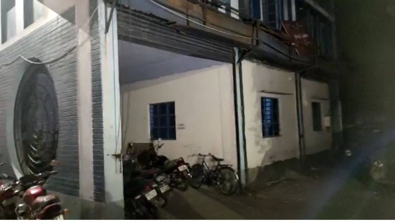 Barrackpore Chaos: ক্লাবে মদের আসর নিয়ে গালিগালাজ, বোমাবাজি, নারী নিগ্রহ, শেষে বেরল পিস্তলও