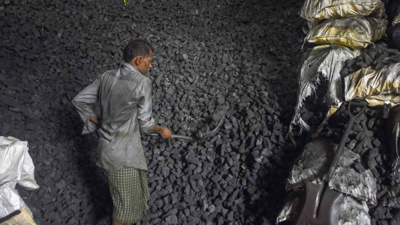 Coal Shortage: মাস কয়েকের মধ্যেই কয়লার অভাব বাড়বে আরও, সামনে এল রিপোর্ট
