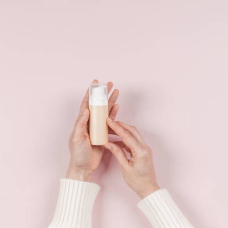 এই ক্রিমগুলো দাবি জানায় যে, এর ব্যবহারে দাগ ছোপ দূর হয়ে যাবে নিমেষে। কিন্তু কি সত্যি? তাছাড়া বিবি আর সিসি ক্রিম দুটোই ব্যবহার করবেন নাকি যে কোনও একটা? আপনার ত্বকের জন্য কোনটি উপকারী- এগুলোও অনেকে জানেন না। চলুন এই সব প্রশ্নের উত্তর জেনে নেওয়া যাক। 