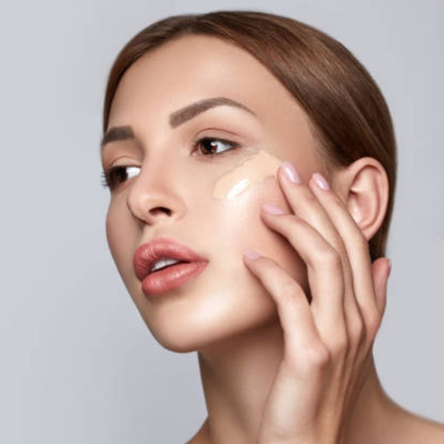 ‘বিবি’ শব্দটির অর্থ হল বিউটি বাম। টিন্টেড ময়শ্চারাইজ়ার নিশ্চয়ই ব্যবহার করেন। এর চেয়ে যদি ভাল কভারেজ পেতে অনেকেই ফাউন্ডেশন ব্যবহার করেন। কিন্তু ফাউন্ডেশন ছাড়া ভাল কভারেজ পেতে আপনি বিবি ক্রিম ব্যবহার করতে পারেন। এতে ত্বক মসৃণ ও উজ্জ্বল দেখায়। 