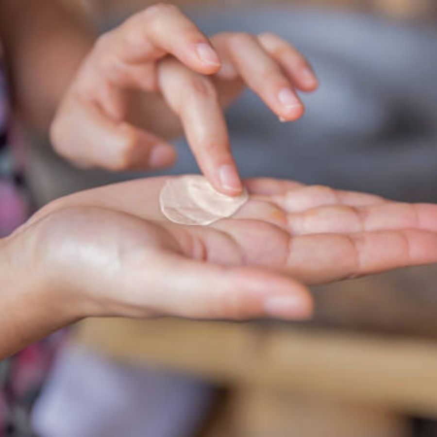 এখন বাজার ছেয়ে গেছে বিবি আর সিসি ক্রিমে। সামান্য ক্রিমের ছোঁয়ায় উজ্জ্বল হবে আপনার ত্বক- এটাই প্রচার করা হচ্ছে বিজ্ঞাপনে। কিন্তু এই বিবি আর সিসি ক্রিমের কী, এই দুটির মধ্যে কী পার্থক্য রয়েছে, তা কি জানেন? 