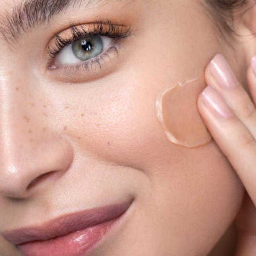 কম বয়সী মহিলাদের জন্য আদর্শ বিবি ক্রিম। অন্যদিকে, ৩০ পেরোলে বেছে নিতে পারে সিসি ক্রিমকে। সিসি ক্রিম ব্যবহারের পরে সামান্য কনসিলার লাগালেই আপনি পেয়ে যাবেন নিখুঁত ত্বক। এর পাশাপাশি বিবি ক্রিমের তুলনায় সিসি ক্রিম অনেক বেশি হালকা।