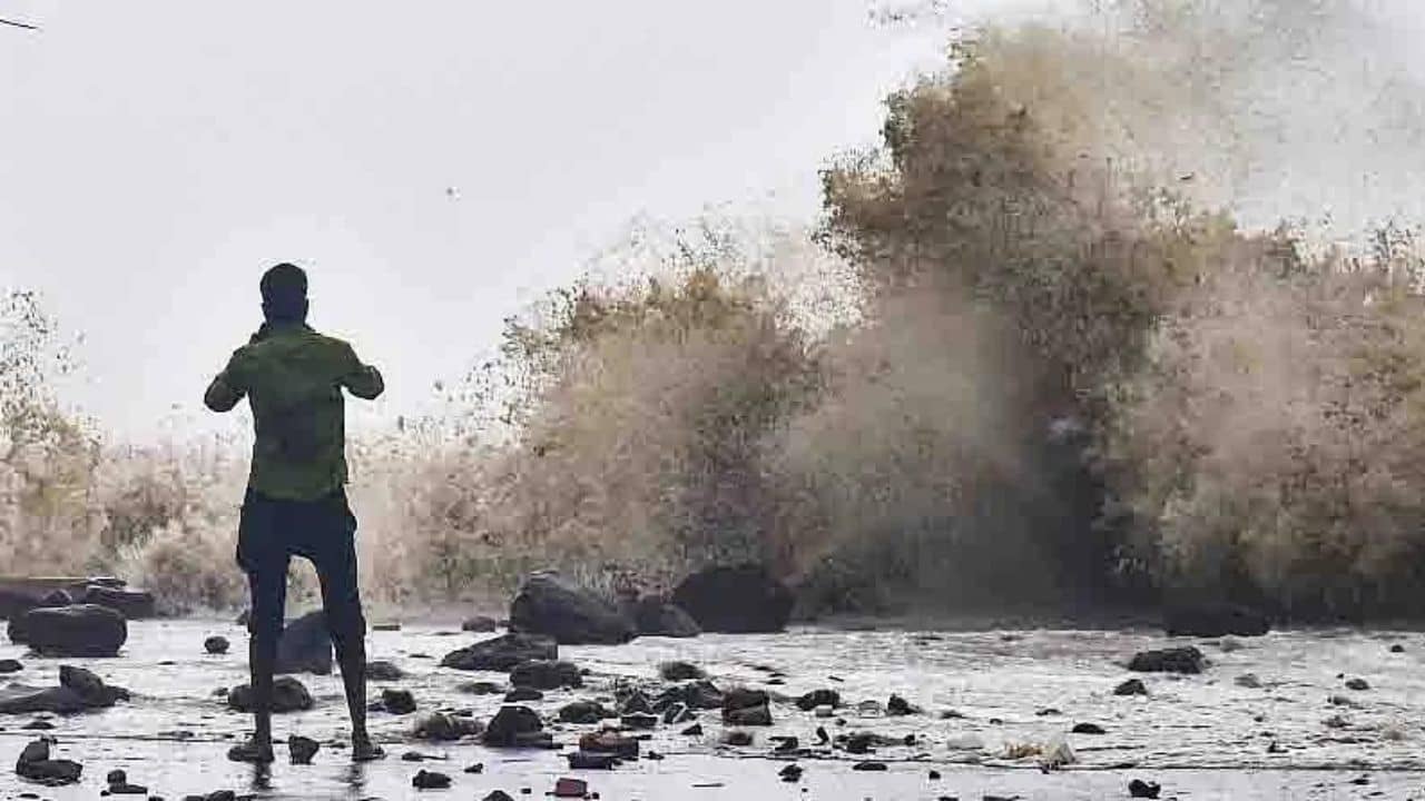 Cyclone Asani: শক্তি বাড়িয়ে ফুঁসছে তীব্র ঘূর্ণিঝড় অশনি, ১৪ কিলোমিটার প্রতি ঘণ্টার বেগে ছুটছে উপকূলের দিকে