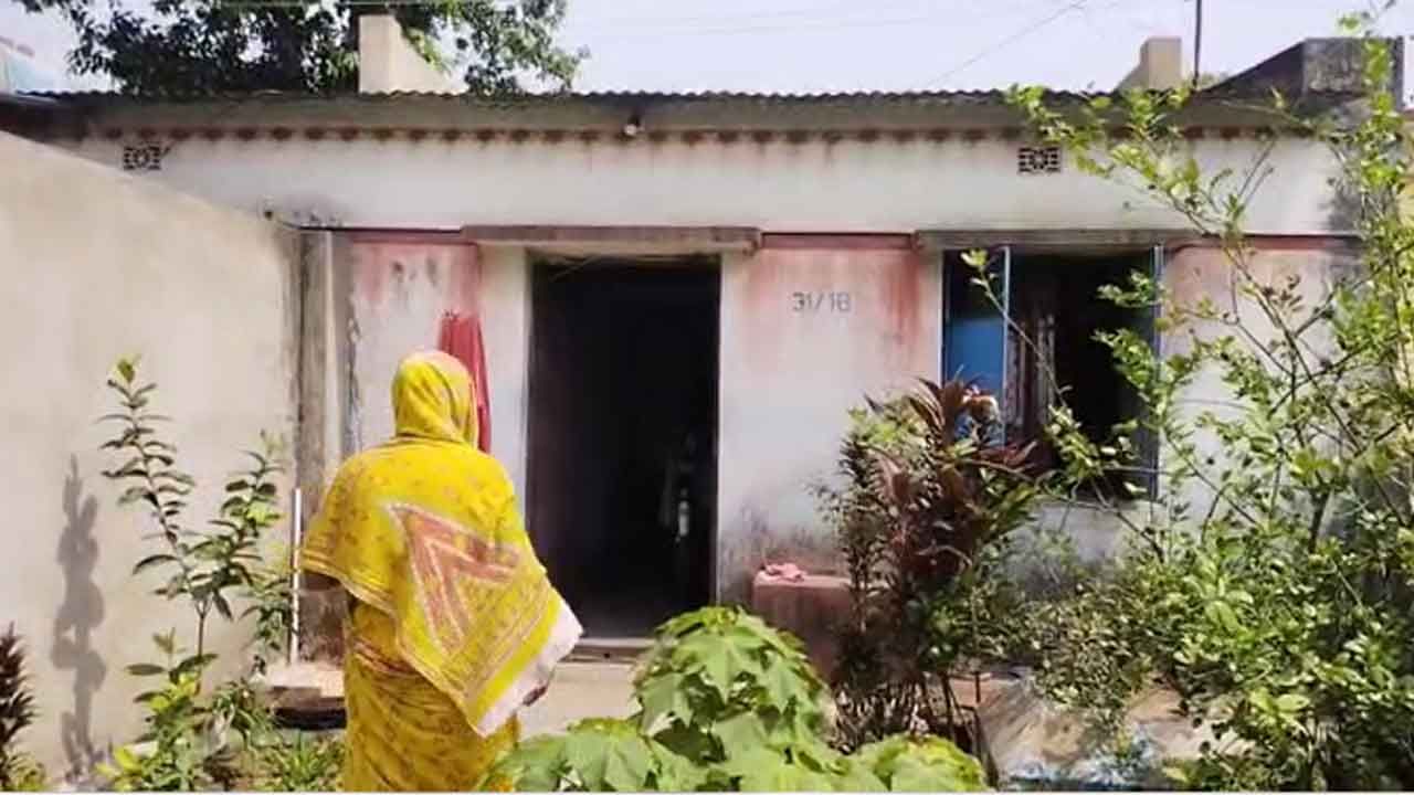 Durgapur Body Recovered: জানালা বন্ধ ছিল, পড়শিরা ঘরে ঢুকে দেখলেন ছেলে শুয়ে বিছানায়, পাশেই মা... শিউরে উঠলেন সকলে