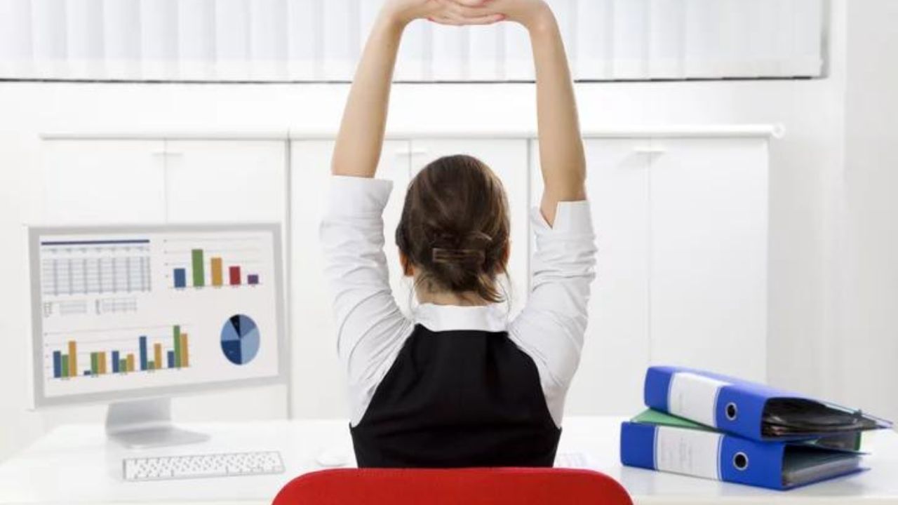 Desk Yoga: অফিসে টানা বসে ভুঁড়ি বাড়ছে দিন দিন? মাত্র ১০ মিনিট ডেস্কেই শুরু করুন এই সহজ ব্যায়াম