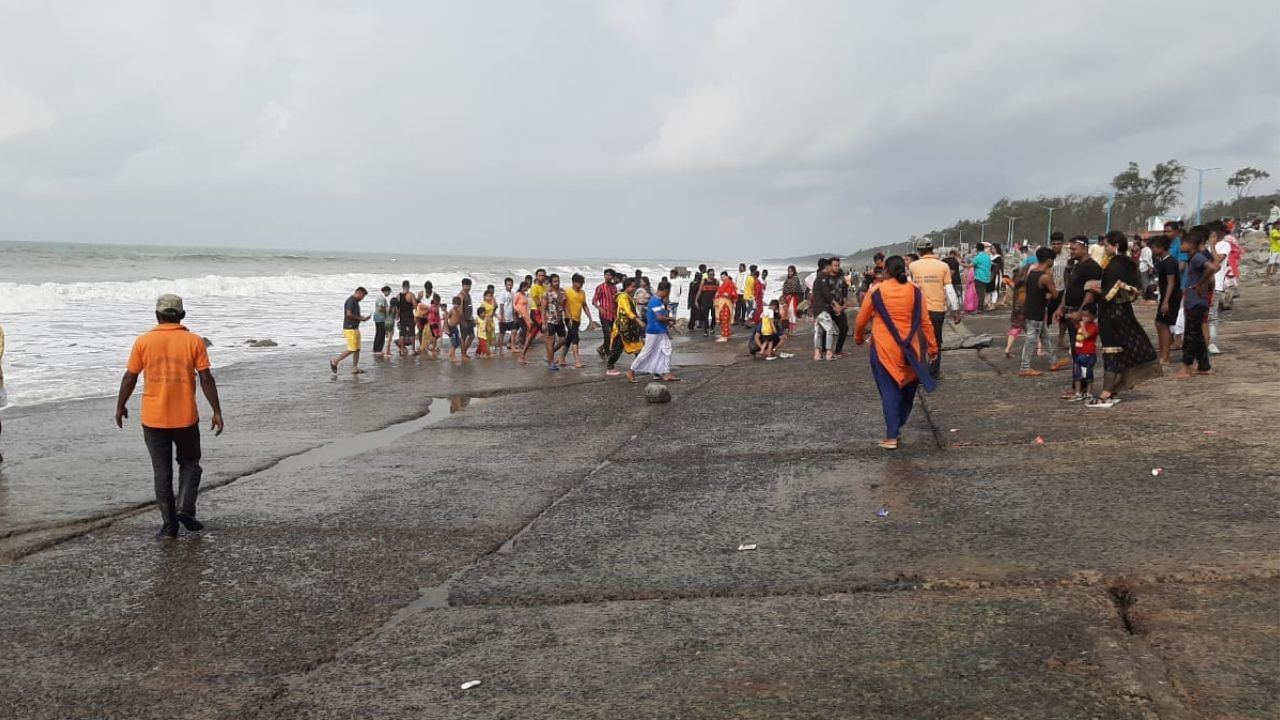 Cyclone Asani: নির্দেশিকাই সার, কথা কানে না তুলেই দিঘার সমুদ্রে আনন্দে মাতছেন পর্যটকরা