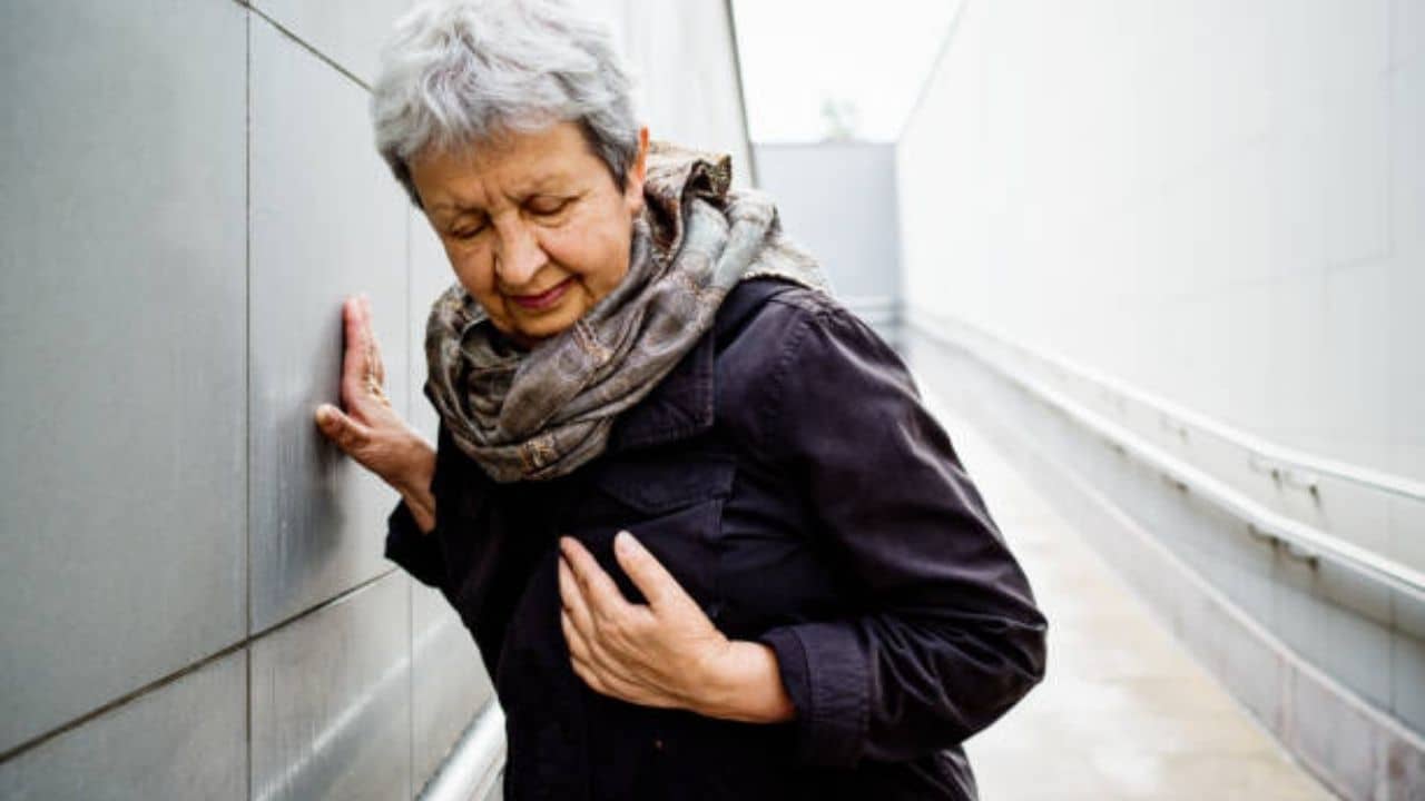 Heart Attack: মহিলাদের মধ্যে বেড়ে চলেছে হার্ট অ্যাটাক, স্ট্রোকের ঝুঁকি! কীভাবে সুস্থ রাখবেন নিজেকে?