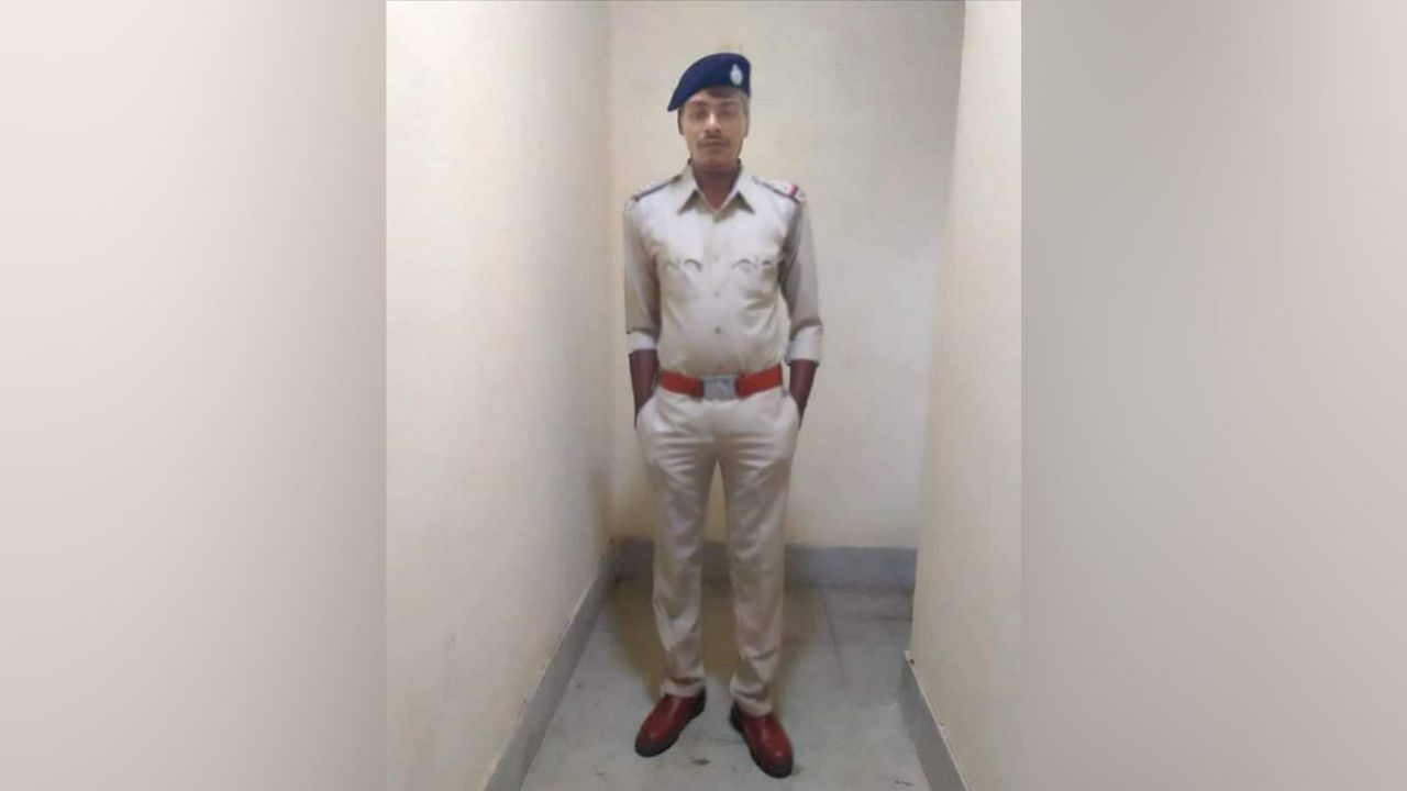 Man arrested for impersonating as Police: চাকরির নামে প্রেমিকার পরিবারের লাখ লাখ টাকা ও সোনার গয়না আত্মসাৎ, গ্রেফতার ভুয়ো পুলিশ