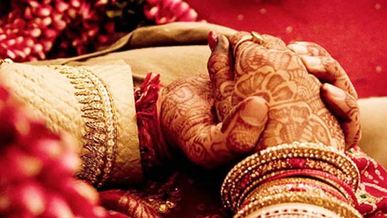 First Night of Marriage: বিয়ের পরে প্রথম রাত্রিকে কেন বলে ‘সুহাগ রাত’? ওই রাতে এই ভুলগুলি একদম করবেন না First Night of Marriage: বিয়ের পরে প্রথম রাত্রিকে কেন বলে ‘সুহাগ রাত’? ওই রাতে এই ভুলগুলি একদম করবেন না