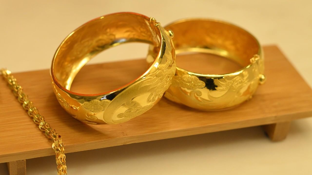 Gold Price Today : এক ধাক্কায় এতটা কমল সোনার দাম! পতন রুপোর দামেও, আজ কলকাতায় দুই ধাতুর দর কত জানেন?