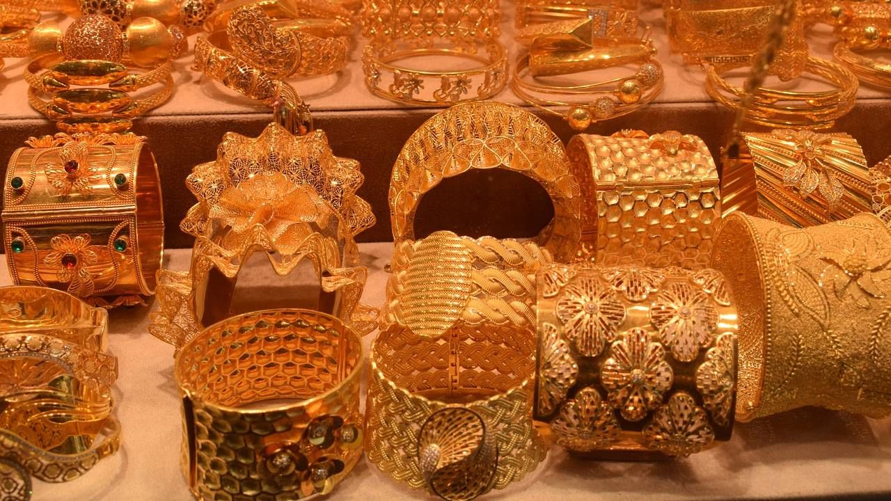 Gold Price Today : সর্বকালীন রেকর্ডের থেকে প্রায় ১০ হাজার টাকা সস্তা সোনা, হলুদ ধাতুর গ্রাফে লাগল জোর ব্রেক