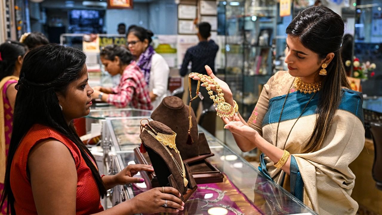 Gold Price Today : এক ধাক্কায় অনেকটা কমল সোনার দাম, রুপোর দাম কত হল?