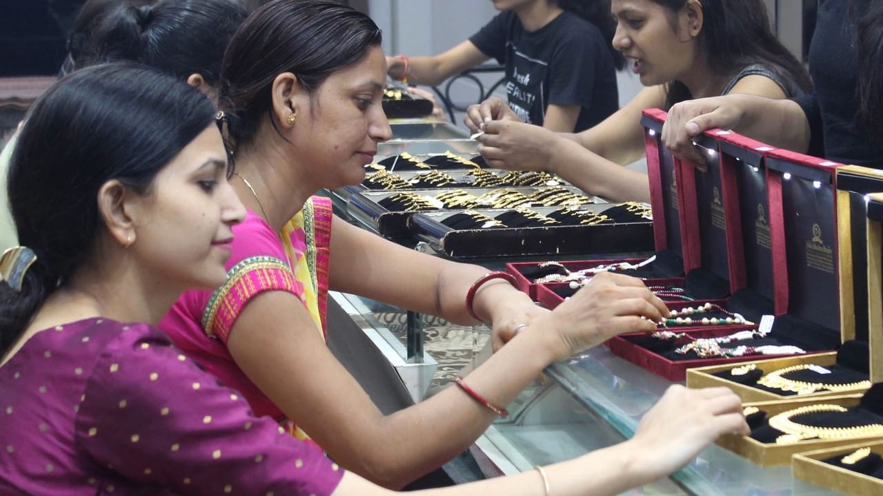 Gold Price Today : হুড়মুড়িয়ে দাম কমল সোনার, গত সাতদিনে সবচেয়ে সস্তায় বিকোচ্ছে হলুদ ধাতু