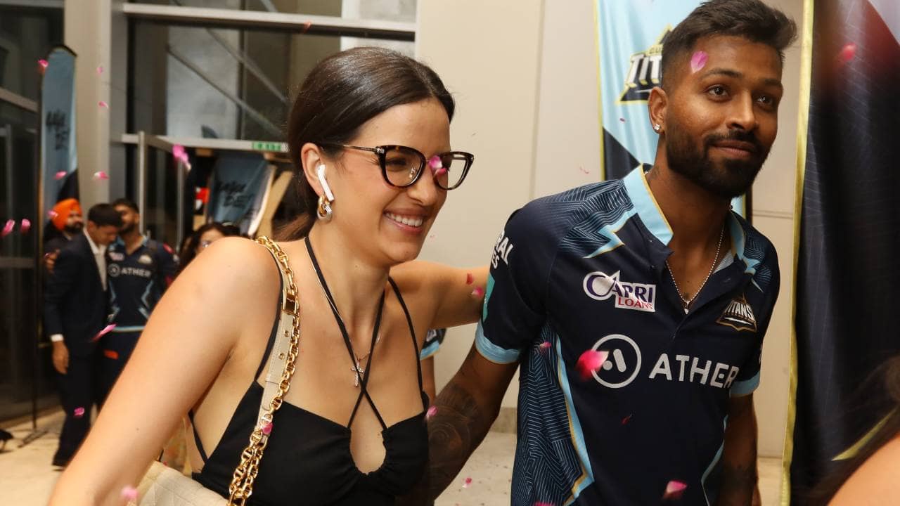 Hardik Pandya: স্বামী হার্দিককে আইপিএল জিততে দেখে কান্নায় ভেঙে পড়লেন রাশিয়ান স্ত্রী নাতাশা