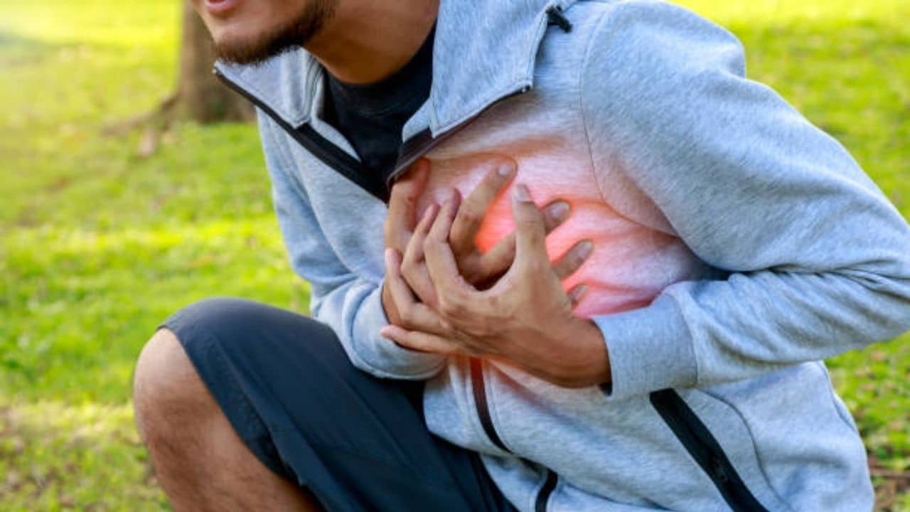 High Cholesterol: মাত্র ২৫-এই বাড়তে পারে কোলেস্টেরল! ঝুঁকি এড়াবেন কীভাবে?