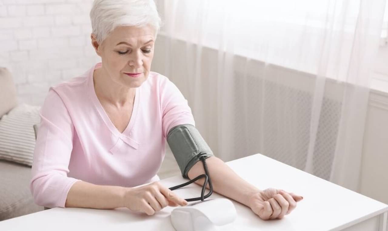Ayurvedic Tips: বাড়িতে একা, আবার উচ্চ রক্তচাপের সমস্যায় ভুগছেন! জরুরি অবস্থায় কী-কী করবেন, জানুন