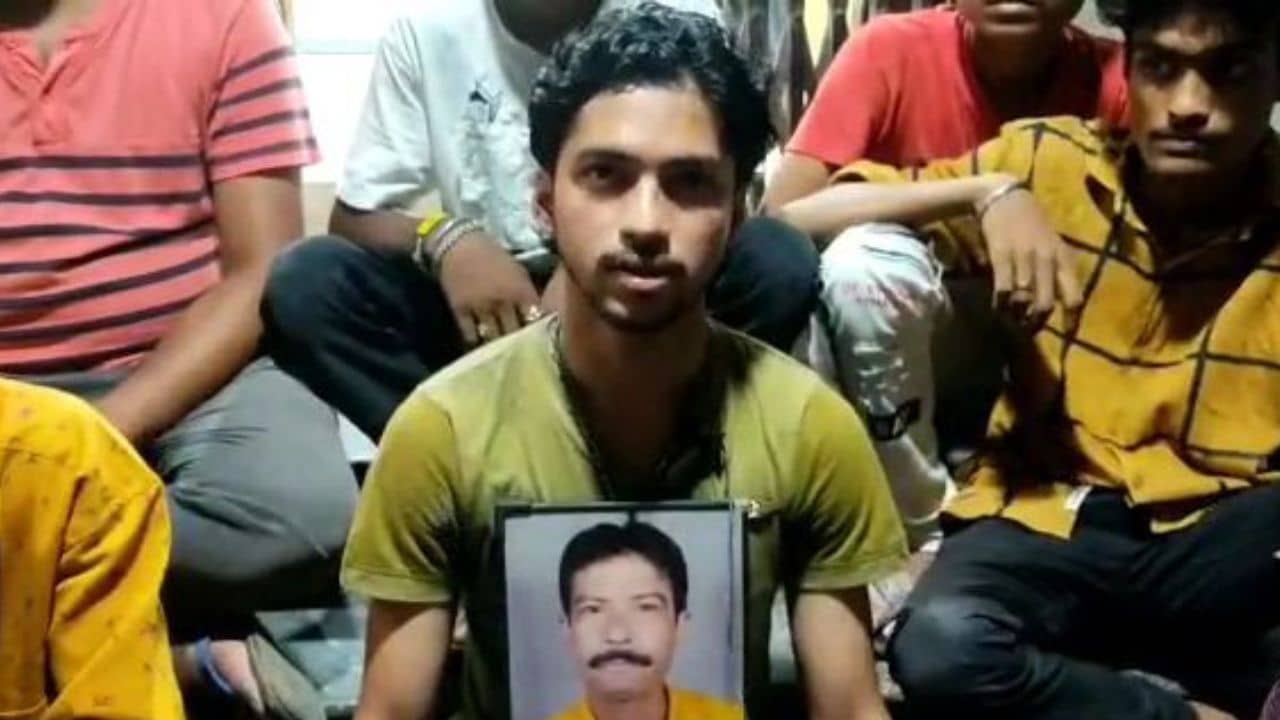 Hooghly: মৃত বাবার ছবি হাতে মাঝ রাস্তায় বসে পড়লেন যুবক, বিনা নোটিসে কাজ থেকে বসিয়ে দেওয়ায় ধর্না