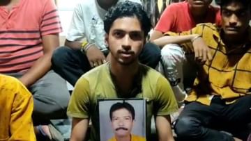 Hooghly: মৃত বাবার ছবি হাতে মাঝ রাস্তায় বসে পড়লেন যুবক, বিনা নোটিসে কাজ থেকে বসিয়ে দেওয়ায় ধর্না