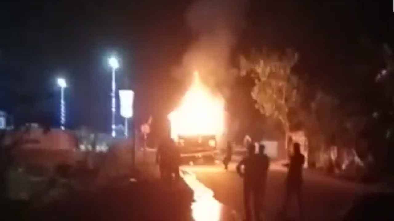 Hooghly Fire Broke out At Truck: শুনশান পেট্রোল পাম্পে ভৌতিক ভাবেই জ্বলে উঠল দাঁড়িয়ে থাকা ট্রাক! কারণ নিয়ে শিহরিত প্রত্যক্ষদর্শীরা