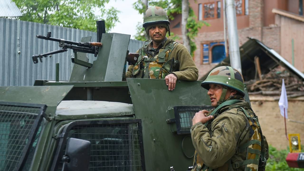 J&K Encounter : বারামুল্লায় নিরাপত্তা বাহিনীর গুলিতে খতম তিন পাকিস্তানি জঙ্গি, নিহত এক পুলিশ