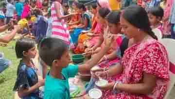 Students worship Mothers : তুঝে সব হ্যায় পাতা মেরি..., স্কুলে মা পুজো পড়ুয়াদের