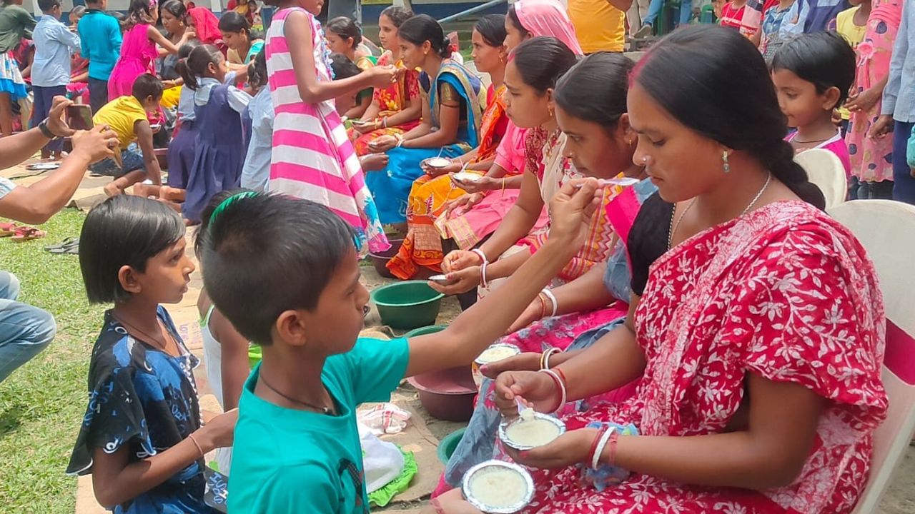 Students worship Mothers : 'তুঝে সব হ্যায় পাতা মেরি...', স্কুলে 'মা পুজো' পড়ুয়াদের