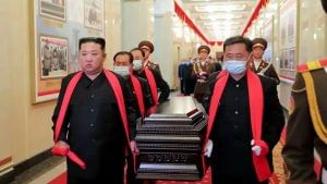 Kim Jong Un : প্রয়াত গুরু, লাল স্কার্ফ জড়িয়ে কফিন নিয়ে হাঁটলেন কিম, কেঁদে চোখ লাল