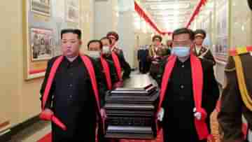 Kim Jong Un : প্রয়াত গুরু, লাল স্কার্ফ জড়িয়ে কফিন নিয়ে হাঁটলেন কিম, কেঁদে চোখ লাল