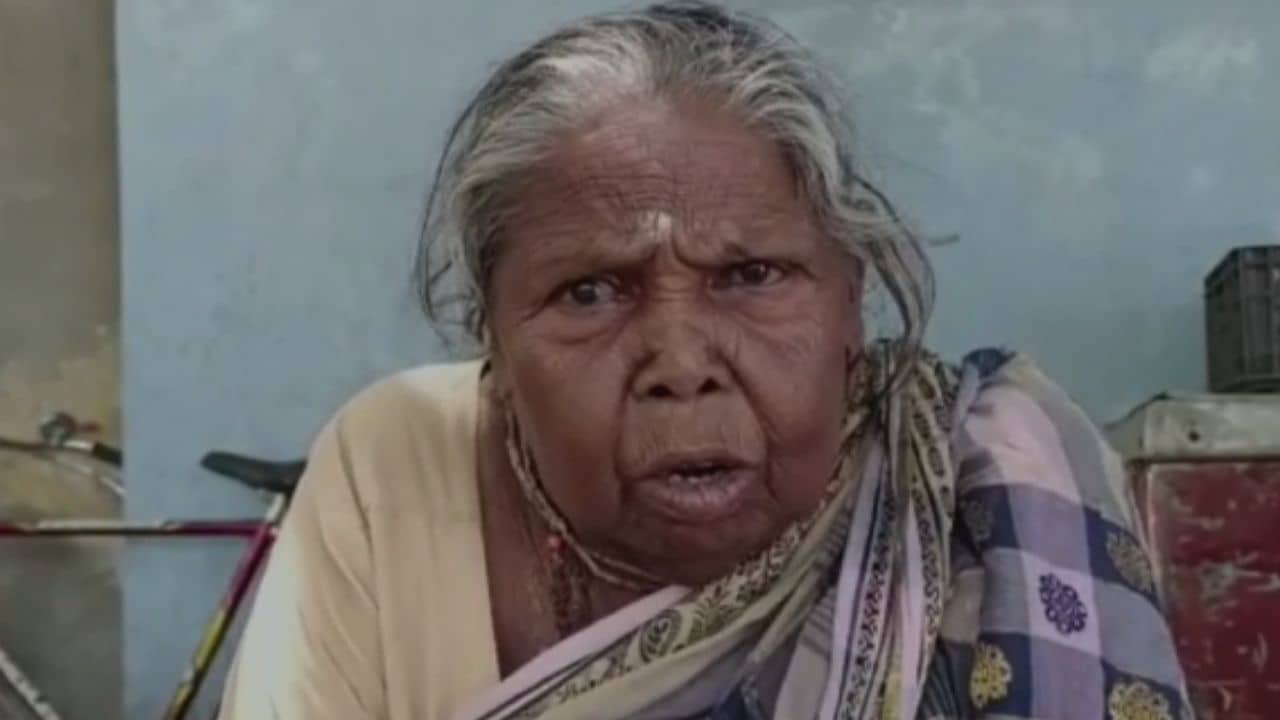 Badhaka Bhata: বার্ধক্যভাতা দেওয়ার নামে বাড়ি থেকে বৃদ্ধাকে তুলে নিয়েগেলেন তৃণমূল নেতা! কেন?