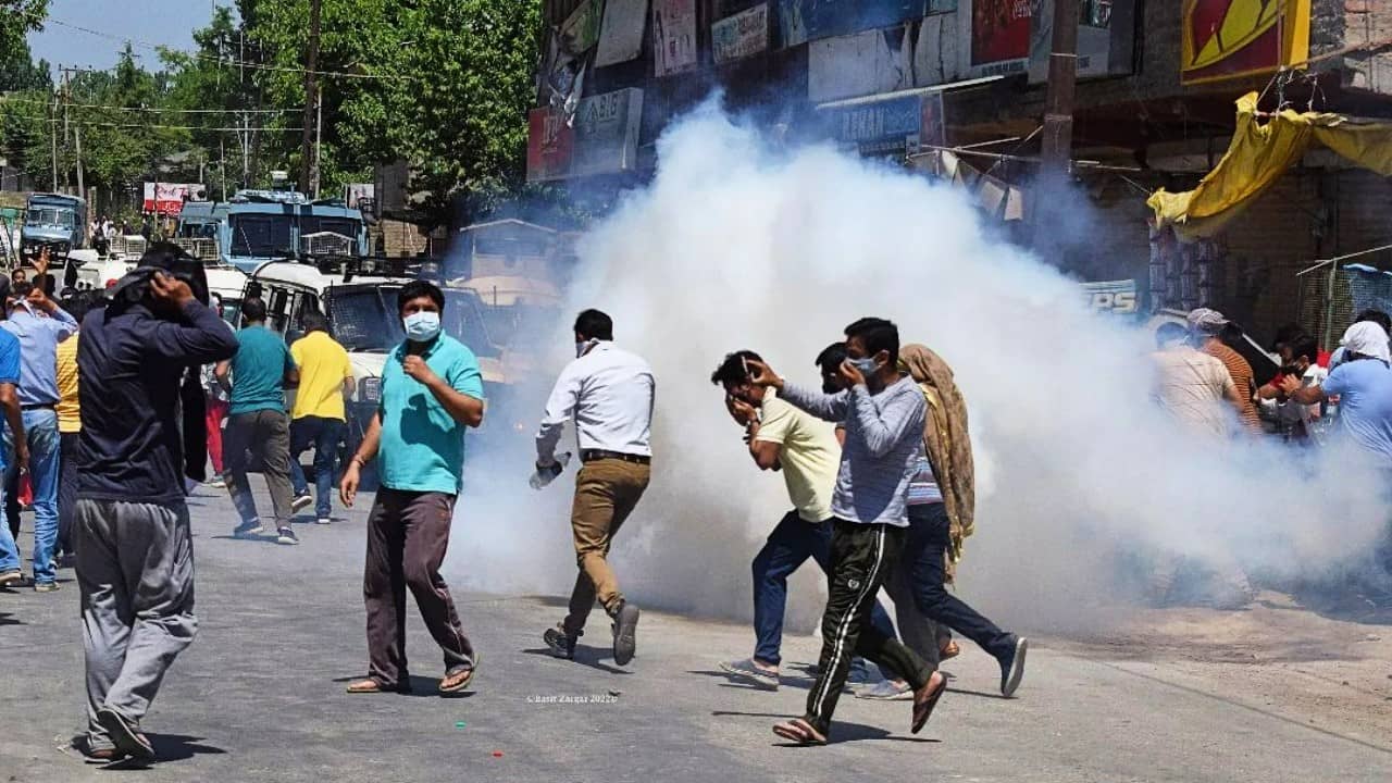 Jammu and Kashmir: পন্ডিত সম্প্রদায়ের প্রতিবাদে উত্তাল কাশ্মীর! পাশে দাঁড়াল মুসলমানরাও