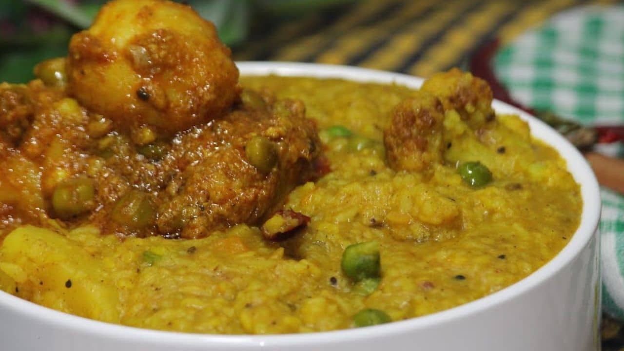 Special Recipe: লক্ষ্মীবারে নিরামিষ খানা! বনেদিবাড়ির মত চটপট বানিয়ে ফেলুন ভোগের খিচুড়ি