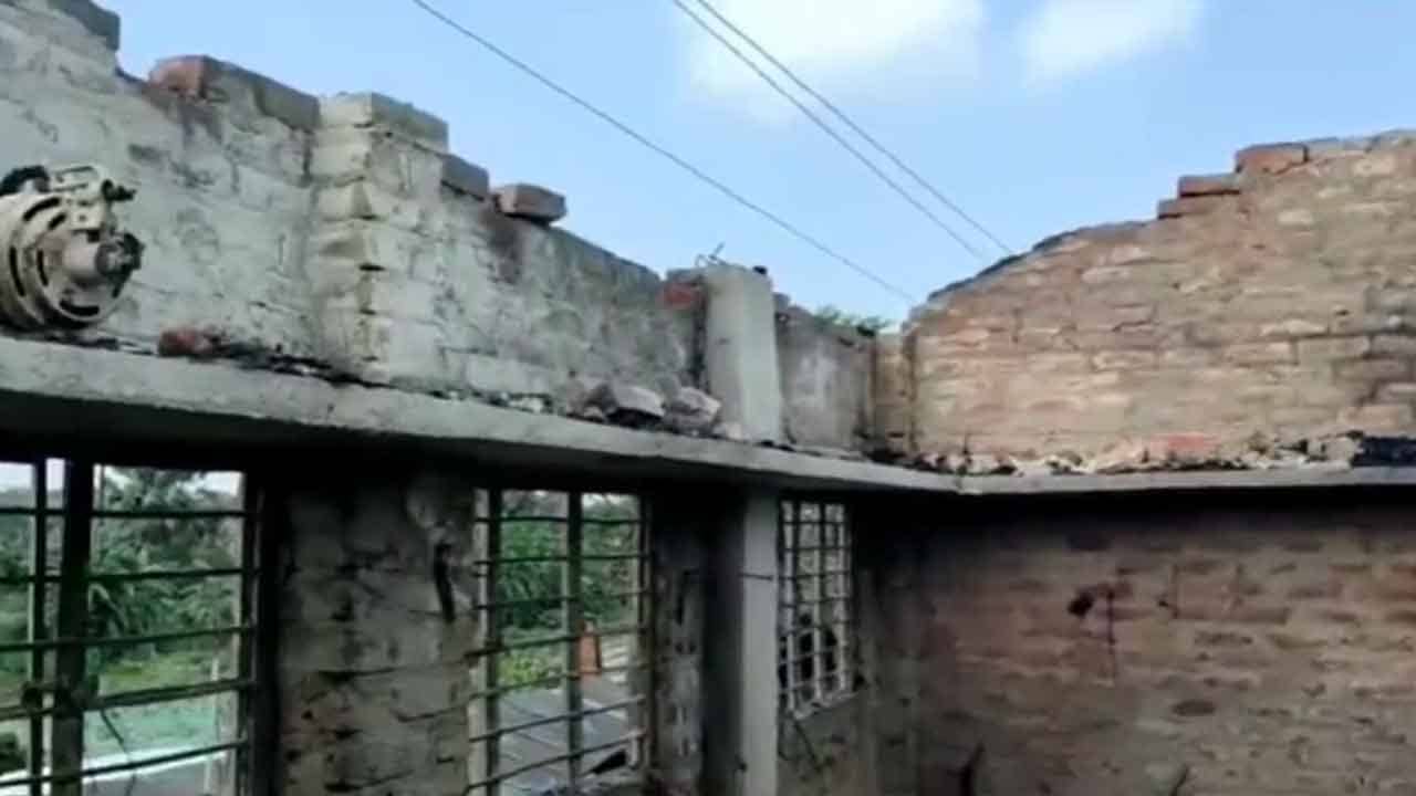 Kolaghat Fire: মধ্যরাতে আচমকাই কালো ধোঁয়ায় ঢাকল চর্তুদিক, কোলাঘাটের ব্যবসায়ী খোয়ালেন লক্ষাধিক টাকার সম্পত্তি