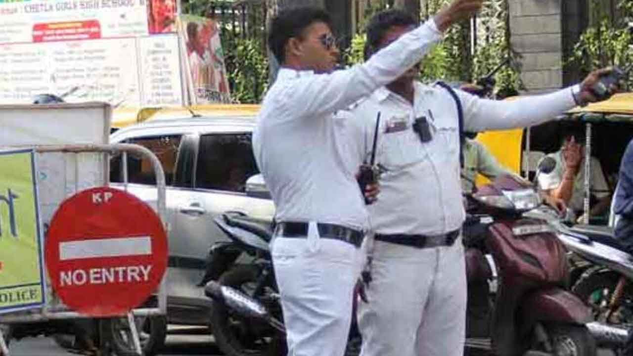 Kolkata Traffic Police: এবার থেকে রাতের শহরে ট্রাফিক সার্জেন্টদের কাছে থাকবে সার্ভিস রিভলভার