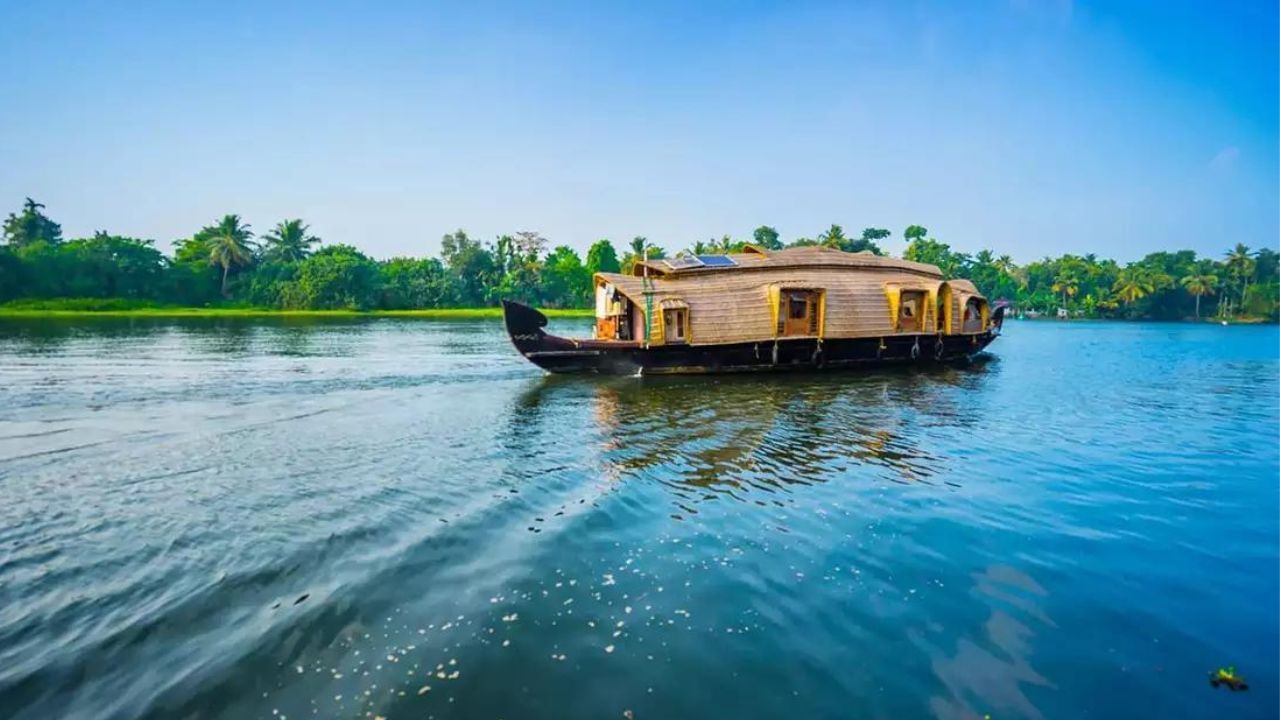 Kerala Tourism: নয়নাভিরাম এই গ্রামের রাস্তা এখন শুধু জল! পর্যটন শিল্পে অভিনব প্রকল্প কেরালার