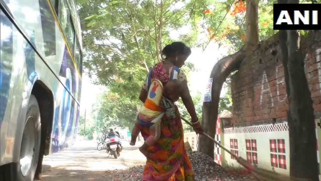 Sweeping Staff of Odisha: পিঠে বাঁধা দুধের সন্তান, ঝাঁটা হাতে নর্দমা পরিষ্কার করার মাঝেই দুধ খাওয়ান লক্ষ্মী
