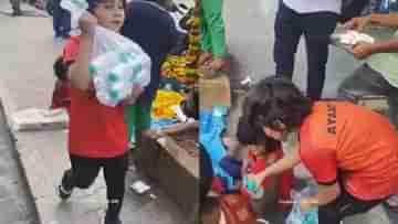 Viral Video: পথের ফুল বিক্রেতাদের হাতে জলের বোতল ধরাল ছোট্ট ছেলে, বড়দের থেকেও বড় মন বলছেন নেটিজেনরা