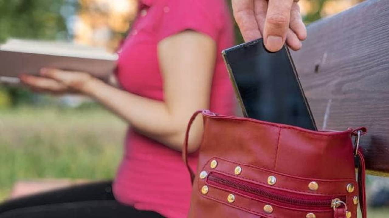 How To Find Lost Smartphone: ফোন হারিয়ে ফেললেন? নাকি চুরি করে নিল কেউ? পুলিশের কাছে না গিয়ে নিজেই খুঁজে নিতে পারেন এই উপায়ে